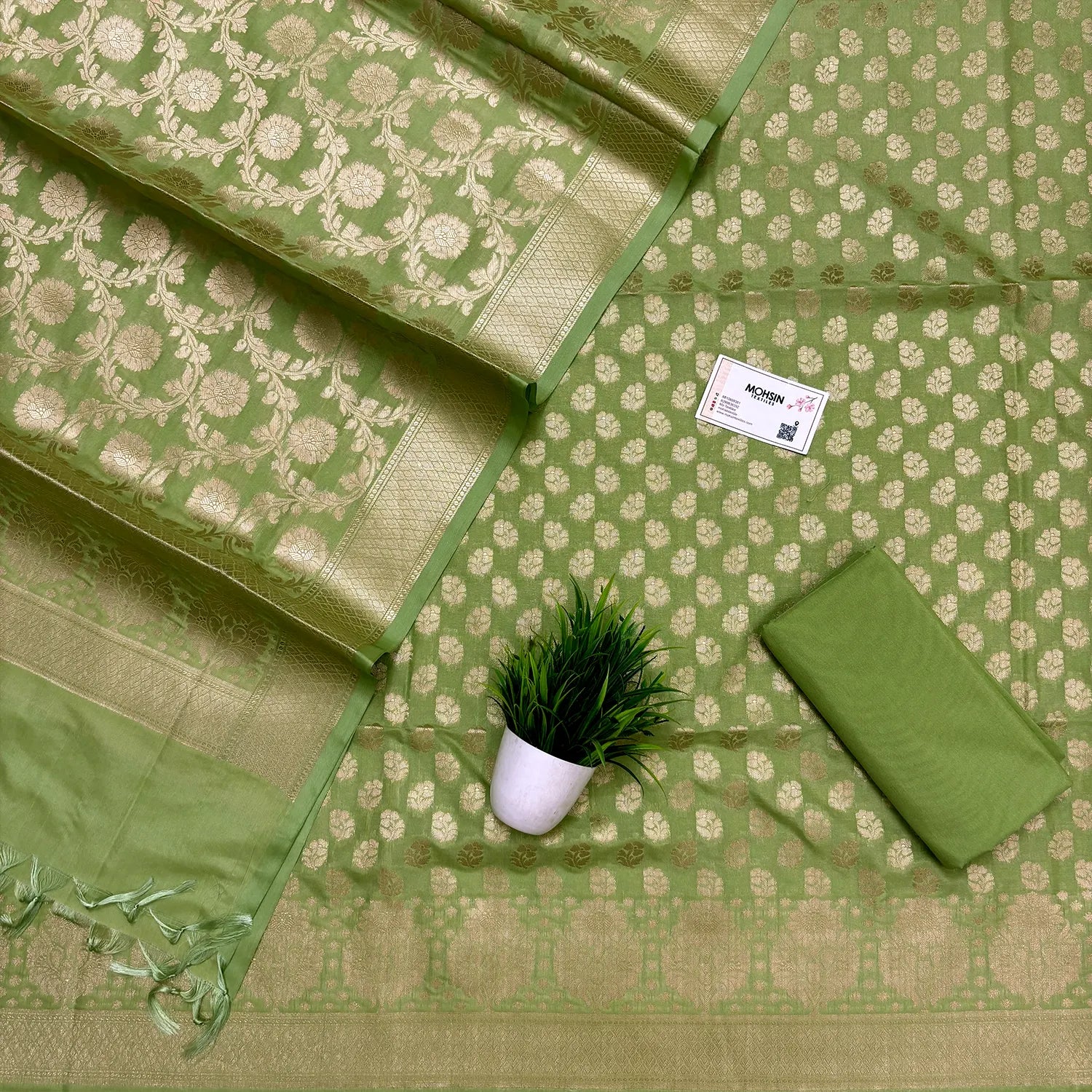 Pista Guldaan Fool Katan Silk Banarasi Suit