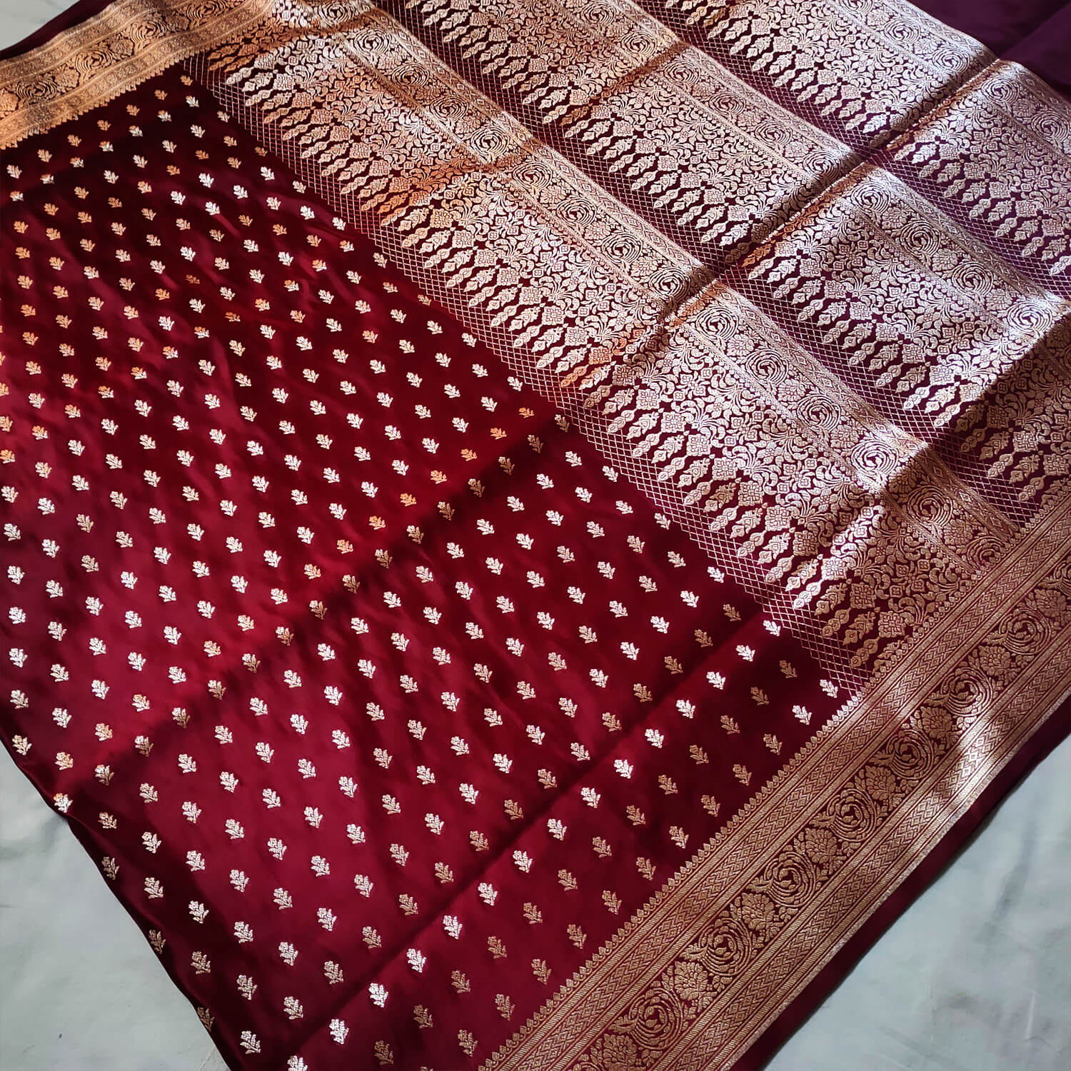 6 M (with Blouse Piece) Wedding Maroon Banarasi Silk Saree, Packaging Type:  Box, Machine Made at Rs 3000 in Varanasi