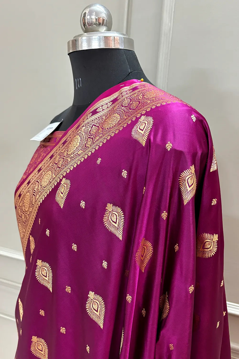Magenta Queen Buti Katan Silk Banarasi Saree