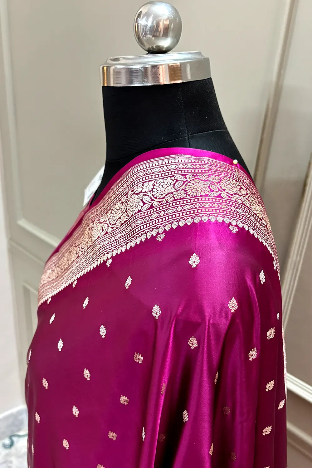 Magenta Chitrani Buti Katan Silk Banarasi Saree