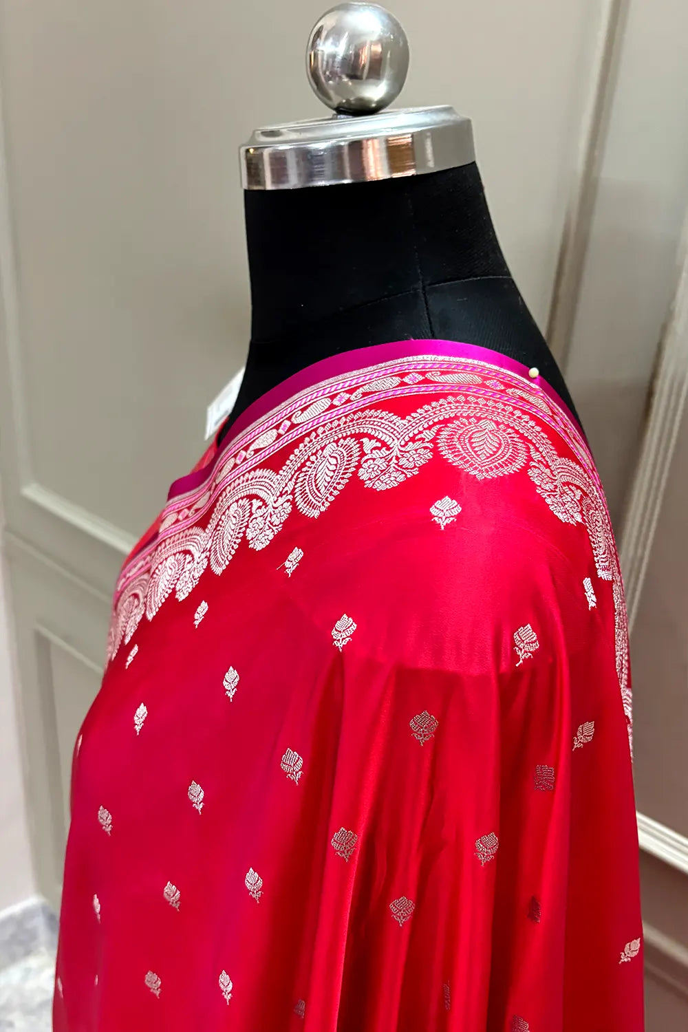Pinkish Red Jadi Buti Katan Silk Banarasi Saree