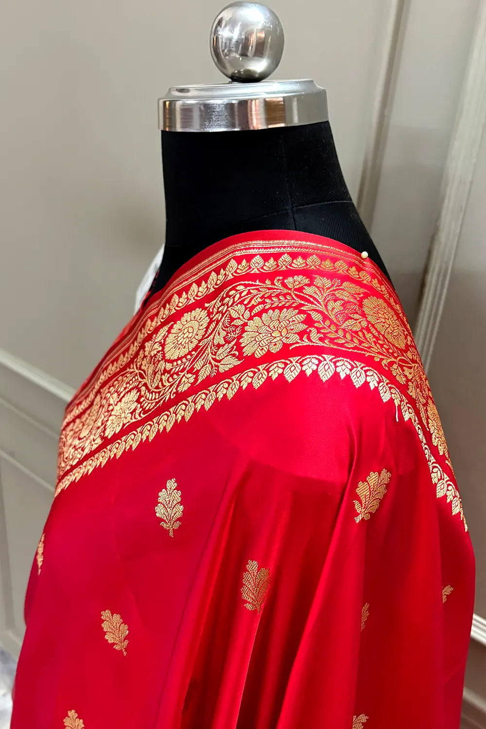 Pinkish Red Podina Buti Katan Silk Banarasi Saree