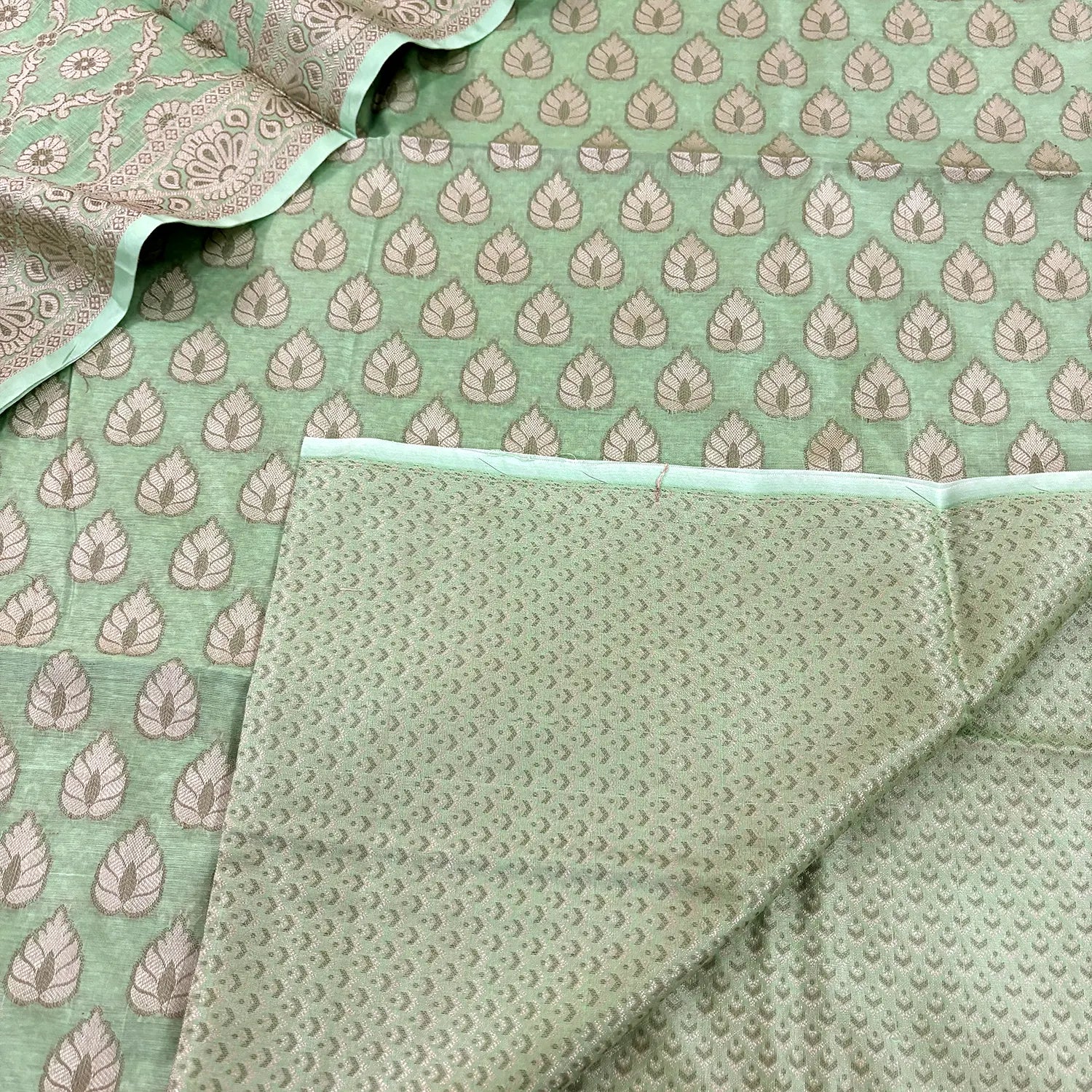 Pista Kacchi Carry Patta Cotton Silk Banarasi Suit