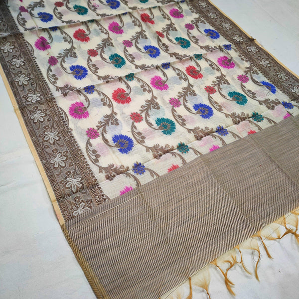 Soft Cotton Material Use in This Duppata Beautiful Menakari Jaal Pattern Dupatta For Women. People mostly like to wear this dupatta for samll party.